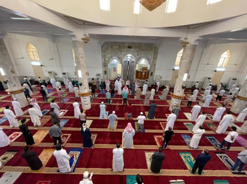 من تباعد المصلين في أحد المساجد (مكة)