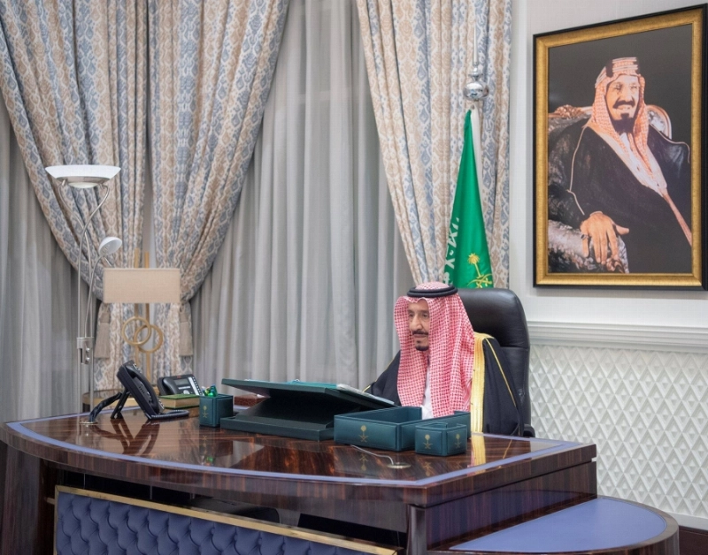 الملك سلمان مترئسا جلسة مجلس الوزراء أمس عبر الاتصال المرئي (واس)