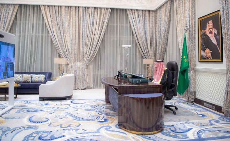 الملك سلمان مترئسا جلسة مجلس الوزراء أمس عبر الاتصال المرئي (واس)