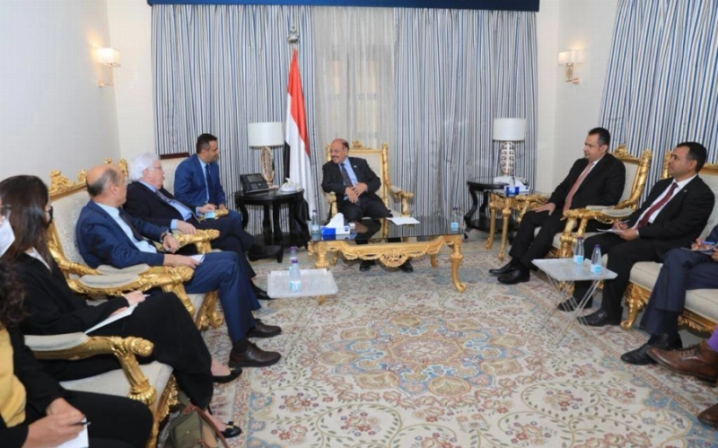 نائب الرئيس اليمني خلال لقائه المبعوث الأممي غريفيث (مكة)