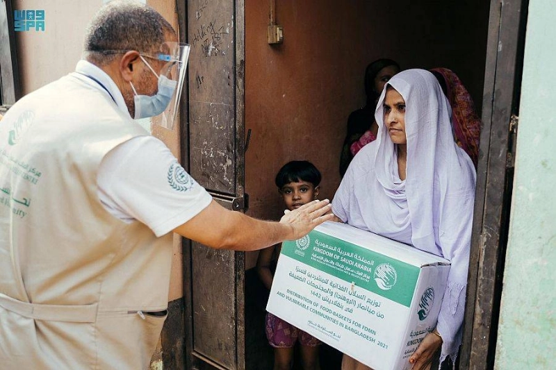 توصيل السلال إلى أسرة مسلمة من الروهينجا