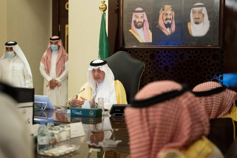 خالد الفيصل لدى ترؤسه الاجتماع (مكة)