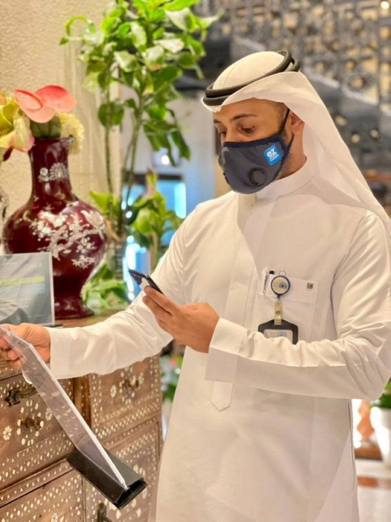 مراقب يسجل مخالفة (مكة)
