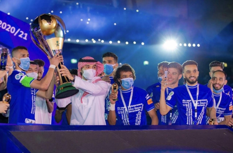 وزير الرياضة يتوج الهلال بلقب دوري كأس الأمير محمد بن سلمان للمحترفين (واس)