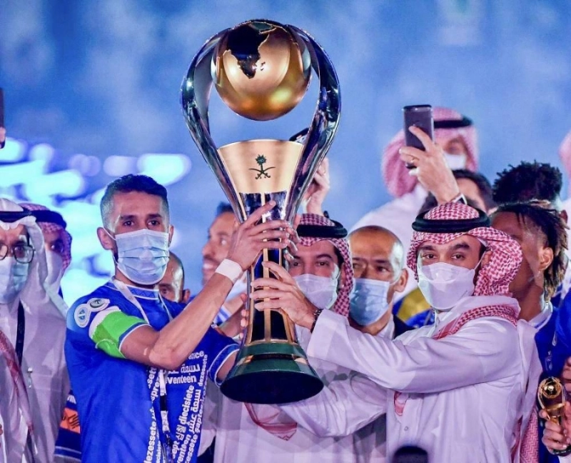 وزير الرياضة يتوج الهلال بلقب دوري كأس الأمير محمد بن سلمان للمحترفين (واس)