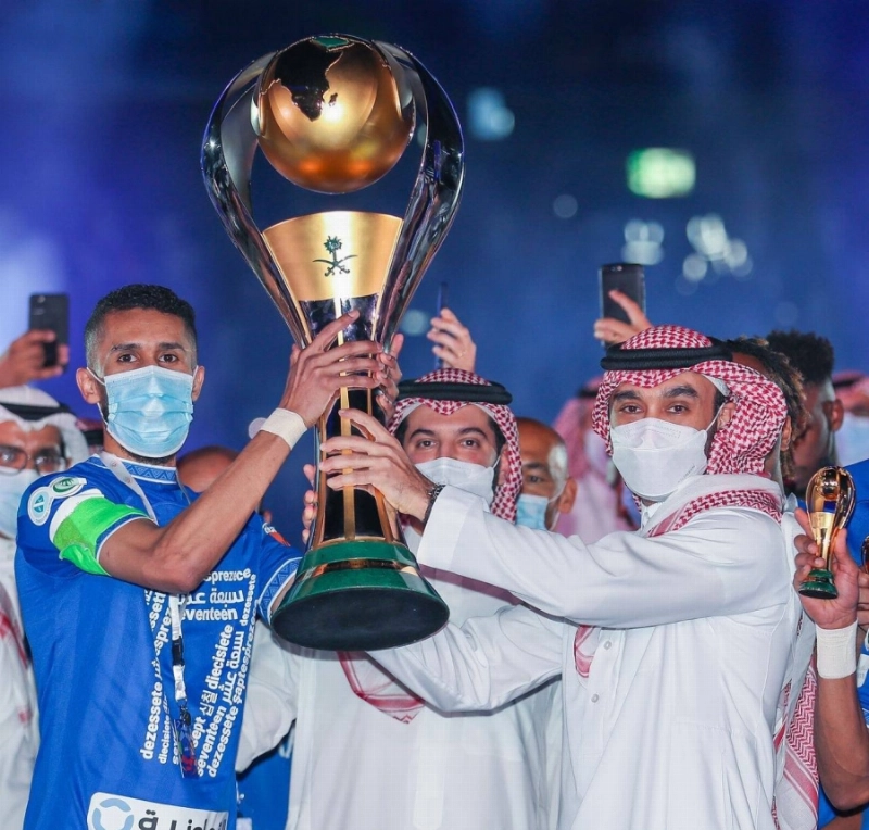 وزير الرياضة يتوج الهلال بلقب الدوري