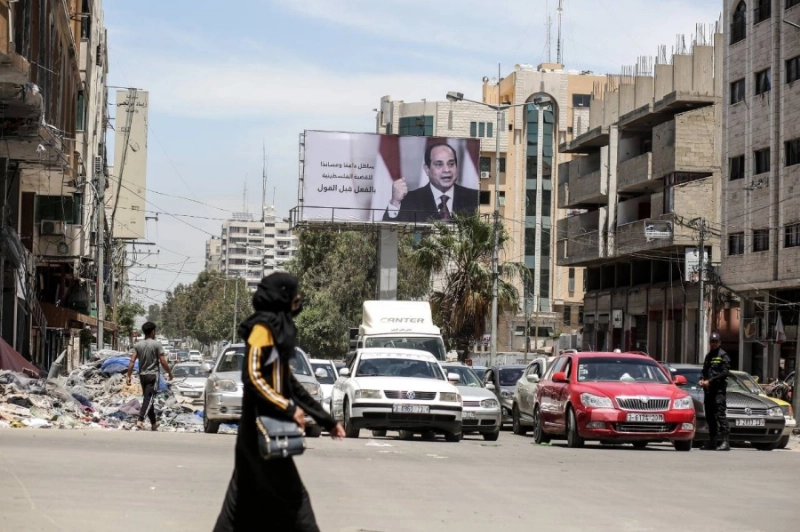صورة كبيرة للسيسي في شارع بغزة (مكة)