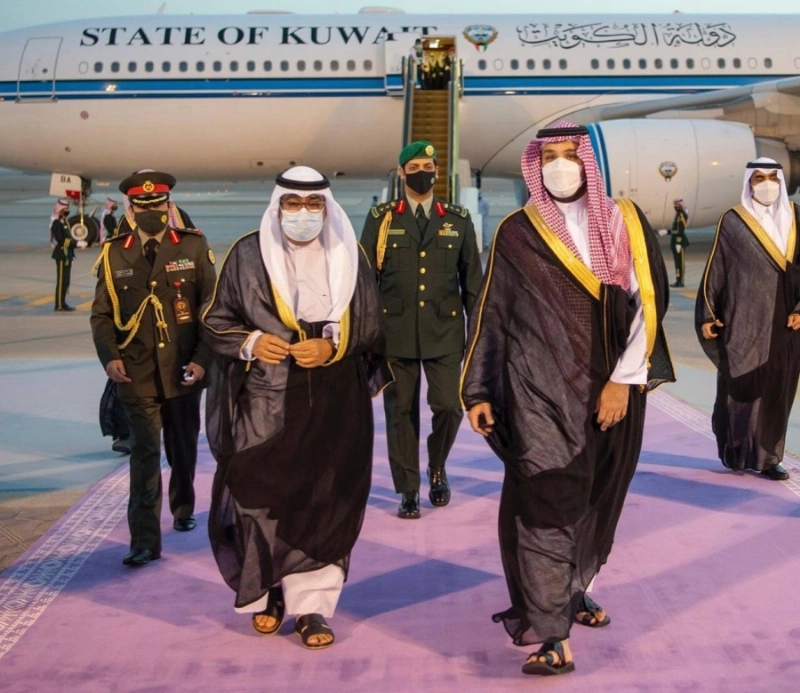 ولي العهد يستقبل ولي العهد بدولة الكويت لدى وصوله الرياض (واس)