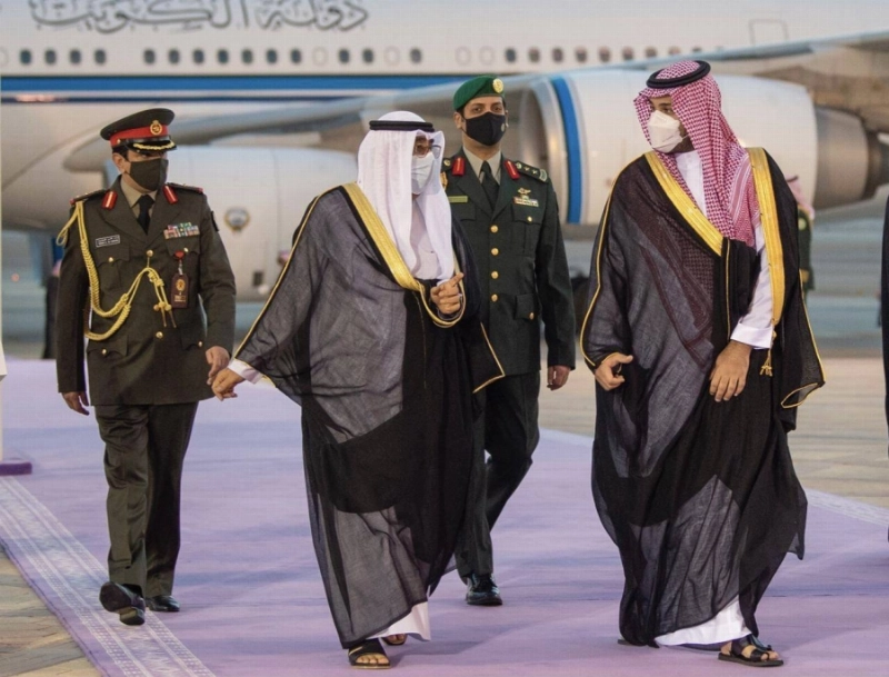 ولي العهد يستقبل ولي العهد بدولة الكويت لدى وصوله الرياض (واس)