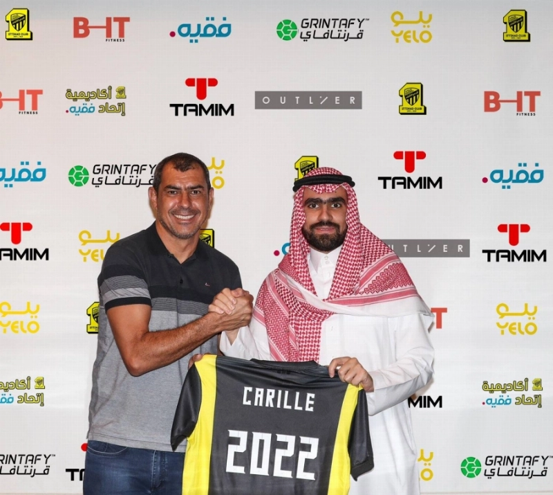 كاريلي والحائلي عقب التجديد أمس (إعلامي الاتحاد)