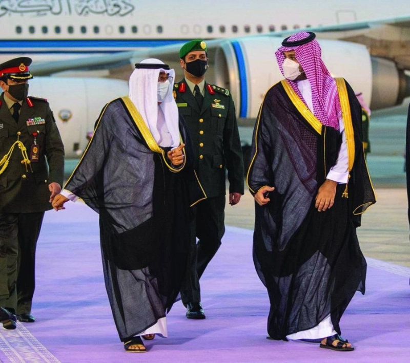 الأمير محمد بن سلمان خلال استقباله ولي عهد الكويت أمس (واس)