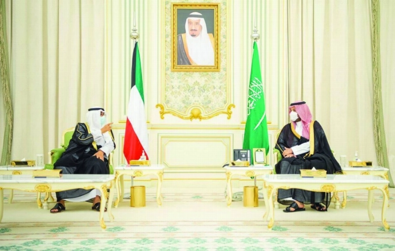 الأمير محمد بن سلمان خلال استقباله ولي عهد الكويت أمس (واس)