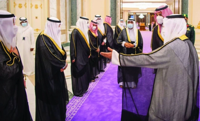 الأمير محمد بن سلمان خلال استقباله ولي عهد الكويت أمس (واس)