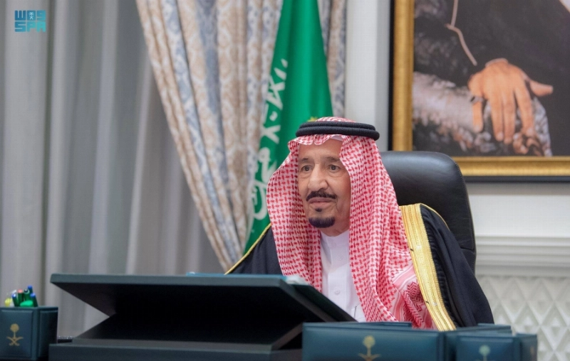 خادم الحرمين خلال ترؤسه جلسة مجلس الوزراء عبر الاتصال المرئي