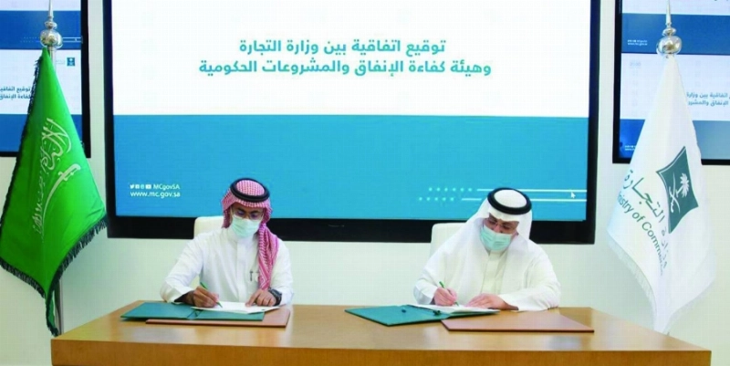 بدر السنيدي وعبدالعزيز نصر الدين خلال التوقيع (مكة)