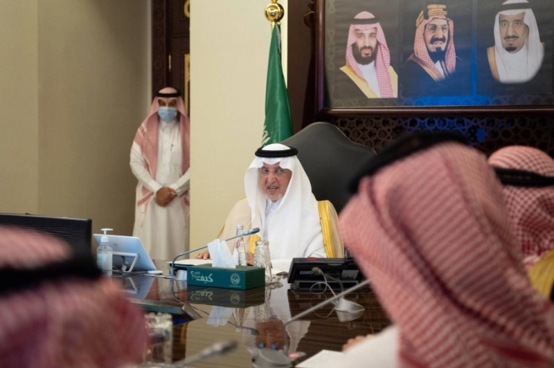 خالد الفيصل لدى ترؤسه اجتماع المركز الوطني للفعاليات (مكة)