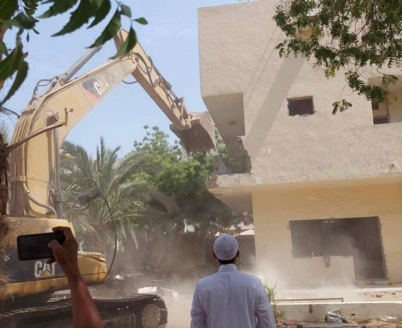 إزالة مبنى شيده المتعدي على أرض الحديقة (مكة)