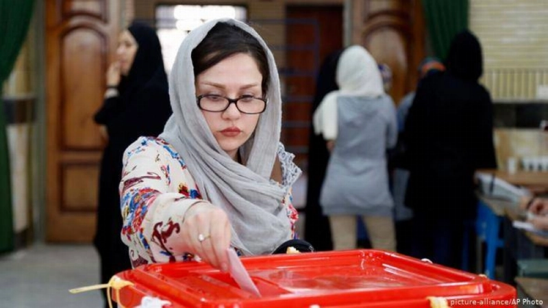 إيرانية تدلي بصوتها في الانتخابات الأخيرة (مكة)