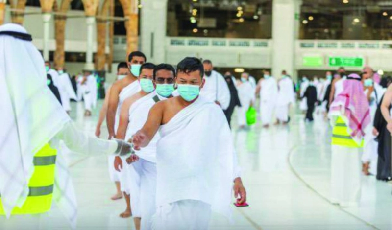 عدد من ضيوف الرحمن يؤدون مناسك العمرة (مكة)