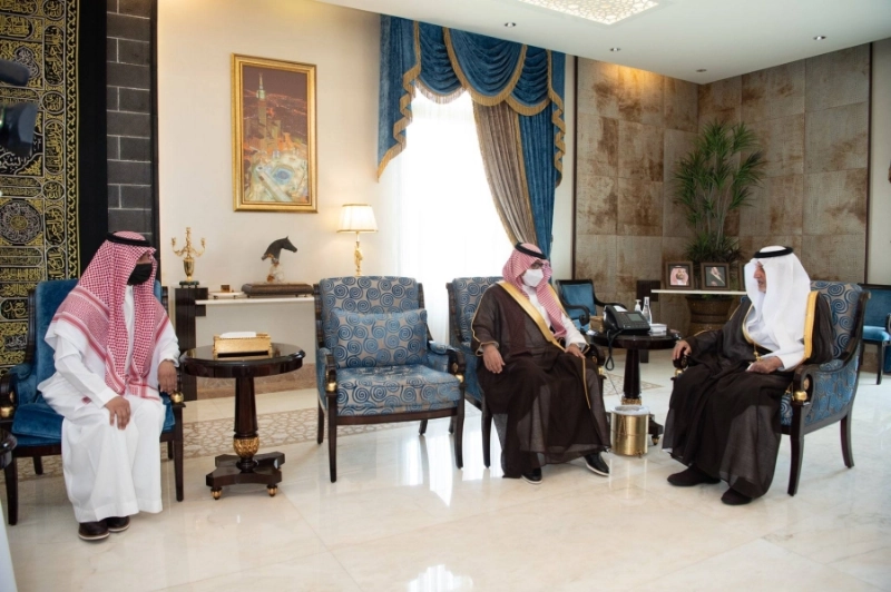 خالد الفيصل خلال استقباله محمد الهبدان (مكة)
