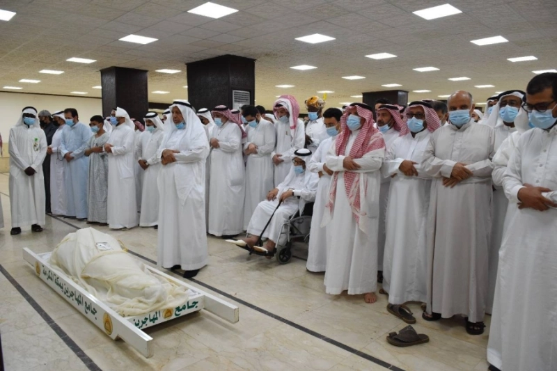 المصلون يؤدون صلاة الميت على الفقيد (مكة)
