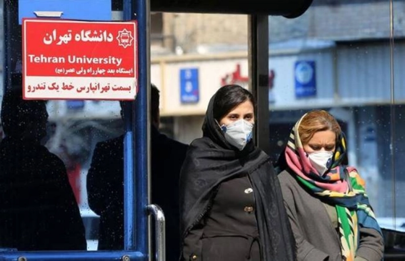 إيرانيات يرتدين كمامات خشية كورونا (مكة)