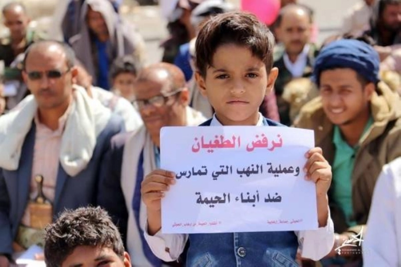 طفل يمني يحتج على جرائم الحوثيين (مكة)