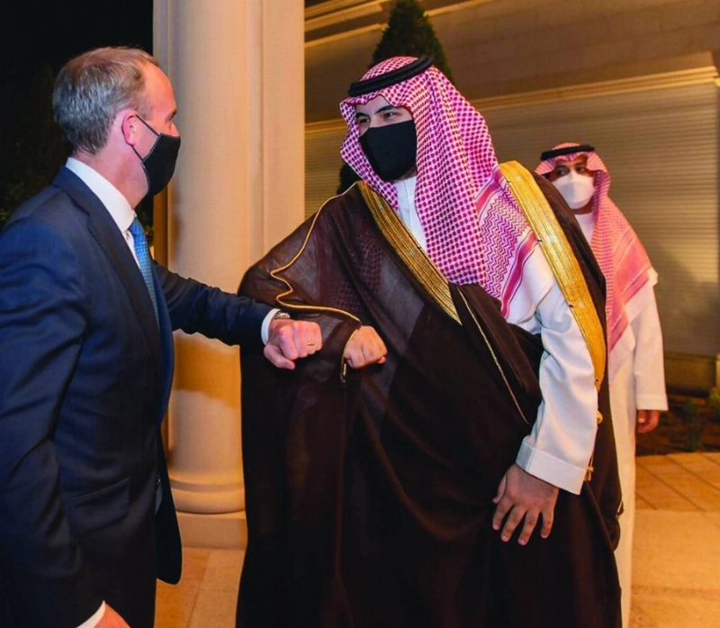 خالد بن سلمان خلال لقائه دومينيك راب (واس)