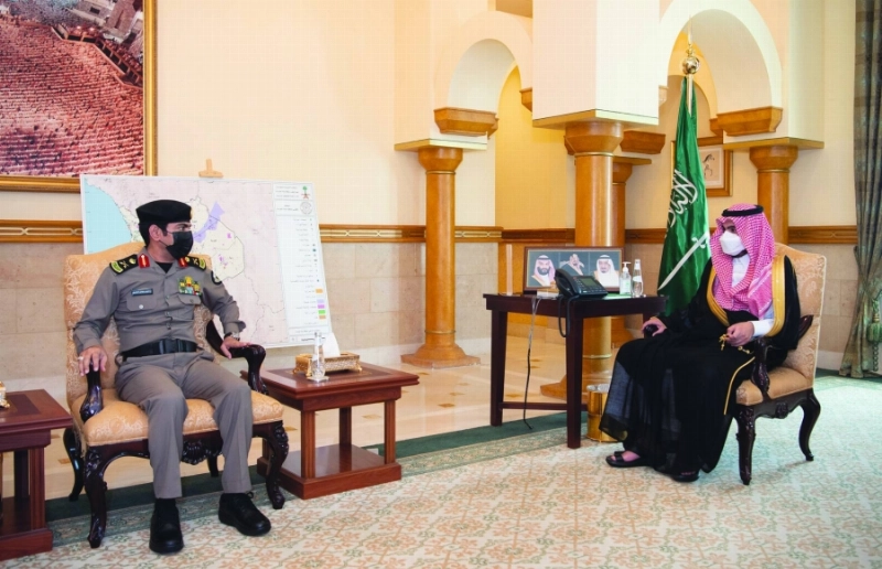 بدر بن سلطان خلال استقباله صالح الجابري (مكة)