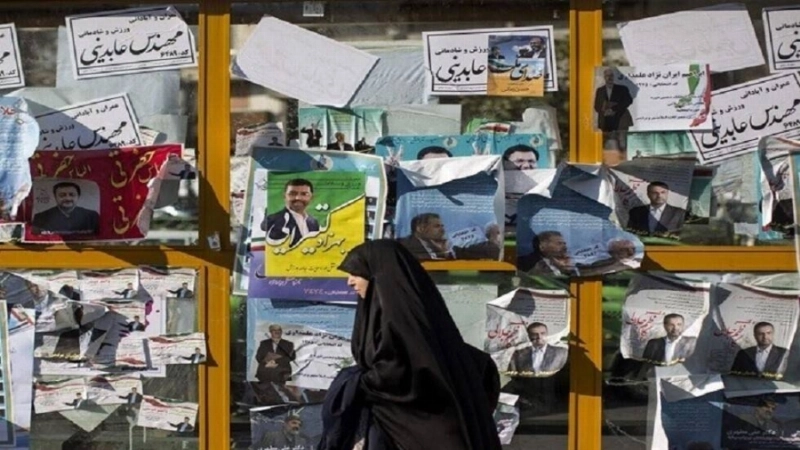 لوحات إعلامية للمرشحين للانتخابات الإيرانية