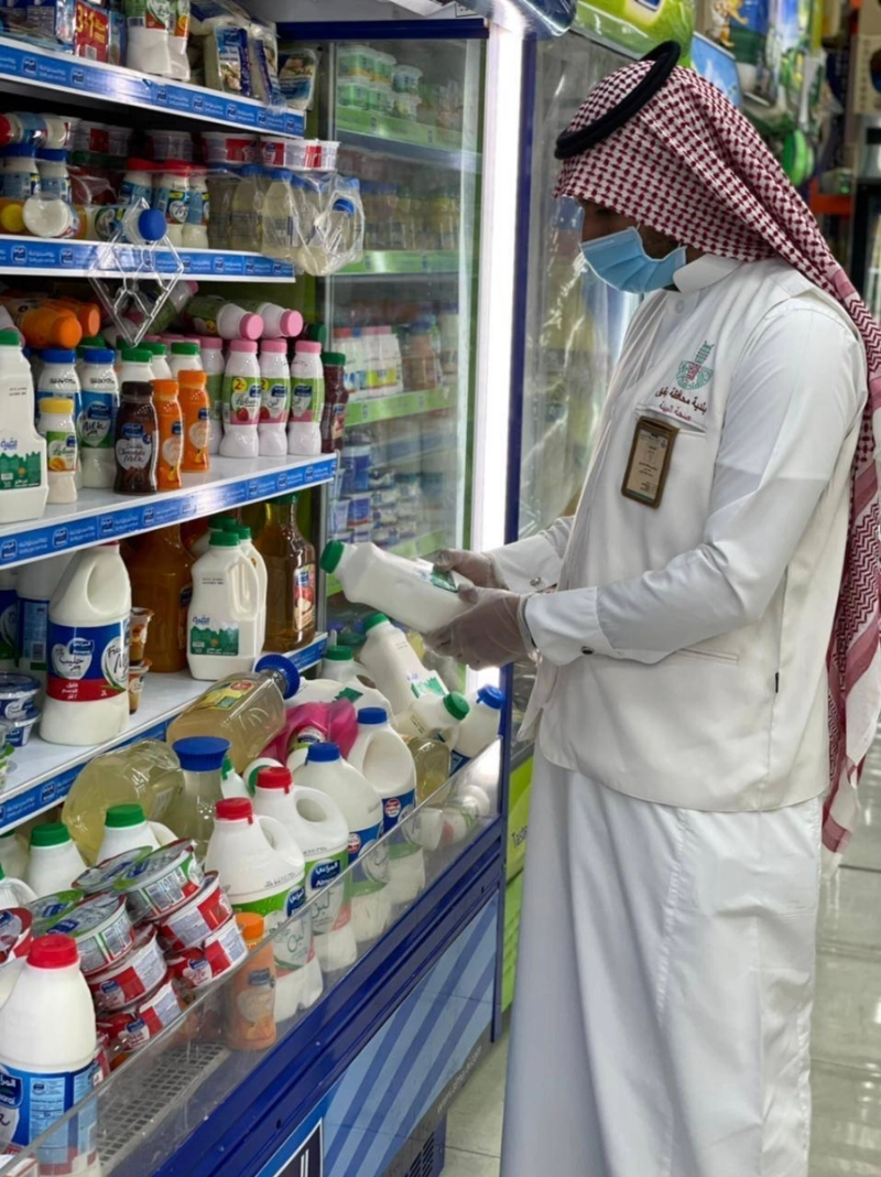 من الجولات الرقابية على أحد المحلات (مكة)
