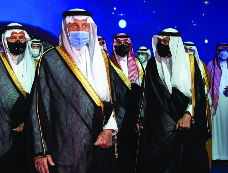 خالد الفيصل خلال تجوله في المعرض (مكة)