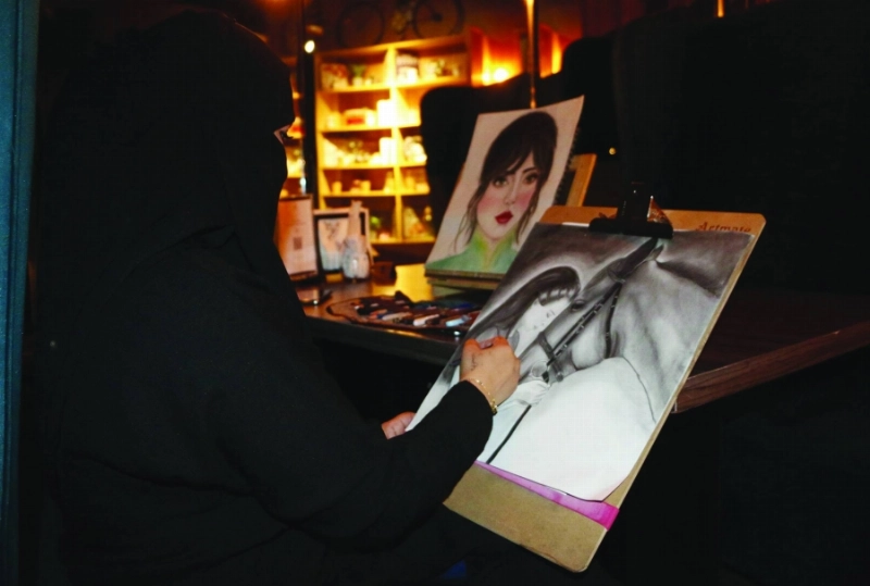 ابتهاج الجهني خلال رسم إحدى لوحاتها (مكة)