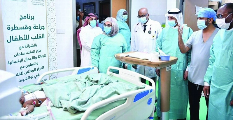 فريق طبي سعودي تابع لمركز الملك سلمان للإغاثة يشرف على إحدى العمليات في موريتانيا ضمن 59 جراحة قسطرة وقلب مفتوح.