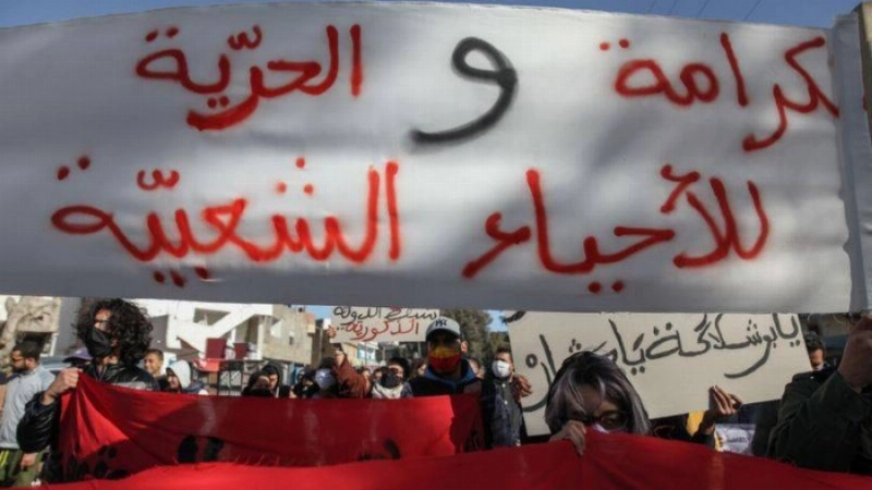 تونسيون يرفعون شعارات الكرامة (مكة)