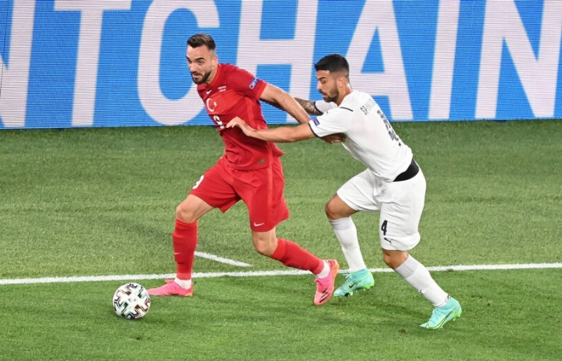 ليوناردو سبينازولا خلال مواجهة إيطاليا وتركيا (د ب أ)