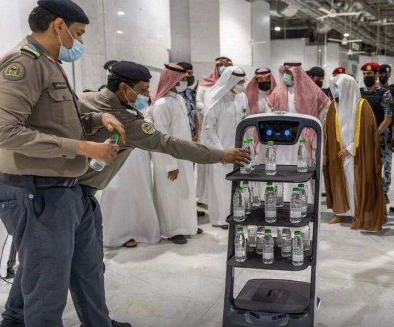 الرئيس العام لشؤون الحرمين يدشن الروبوت الذكي لتوزيع عبوات مياه زمزم (واس)