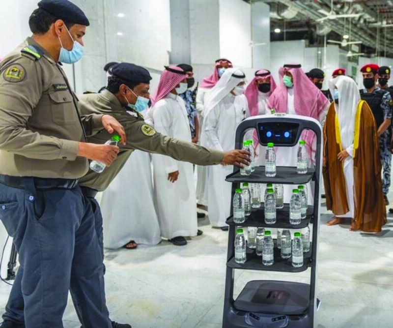 الروبوت الذكي خلال توزيع عبوات زمزم (مكة)