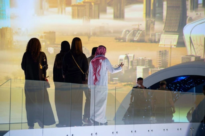 زوار أثناء مرورهم على جسر التنمية (مكة)