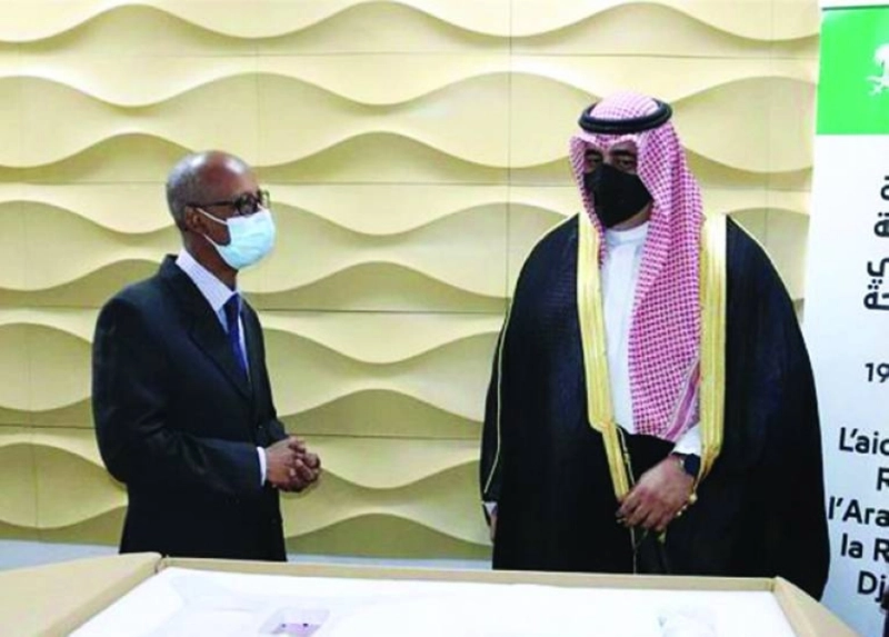 إسحاق العريني ووزير الصحة الجيبوتي (واس)