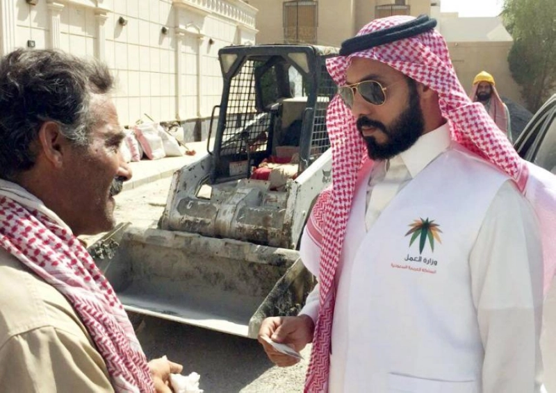 أثناء ضبط أحد العمالة يعمل تحت أشعة الشمس في فترة سابقة (مكة)