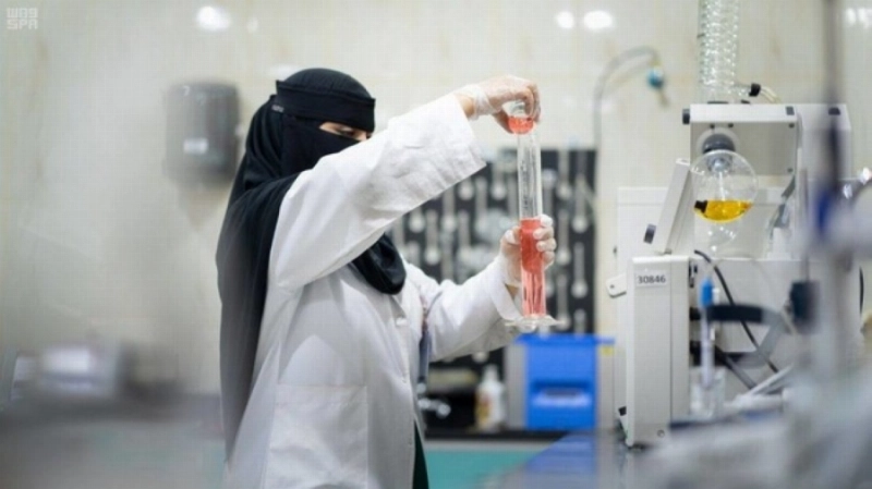 فحص أحد المستحضرات (مكة)