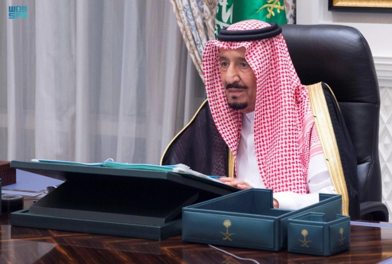 الملك سلمان خلال ترؤسه جلسة مجلس الوزراء عبر الاتصال المرئي (واس)