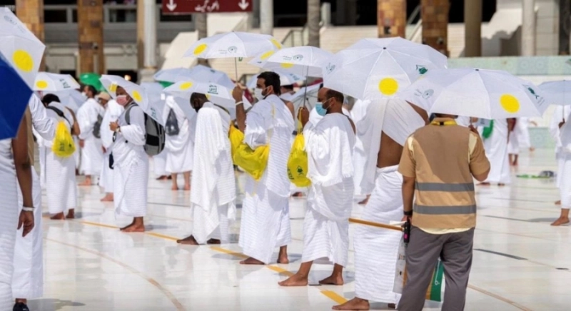 ضيوف الرحمن خلال أدائهم مناسك العمرة (مكة)
