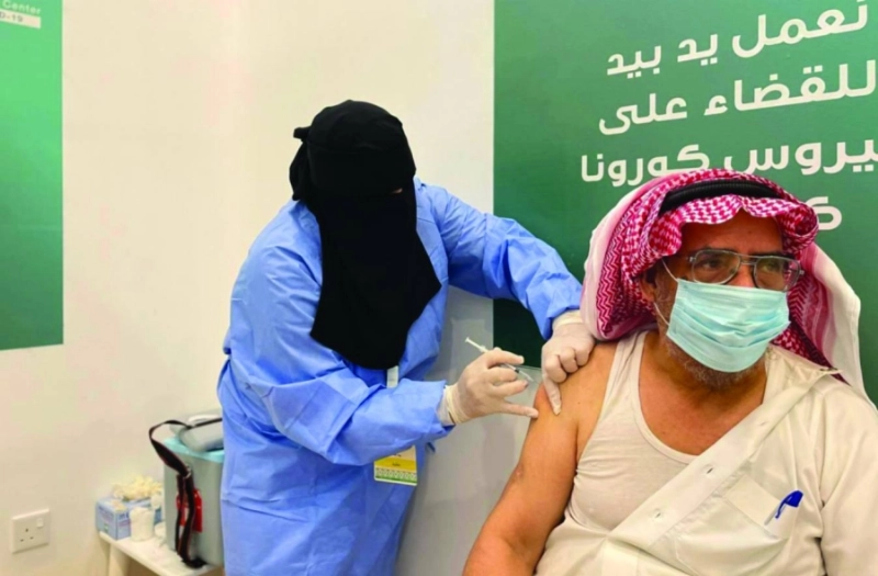 مسن يتلقى جرعة من اللقاح (مكة)