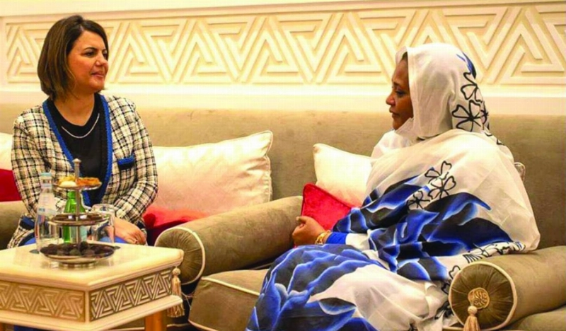 وزيرة الخارجية السودانية مع نظيرتها الليبية (مكة)