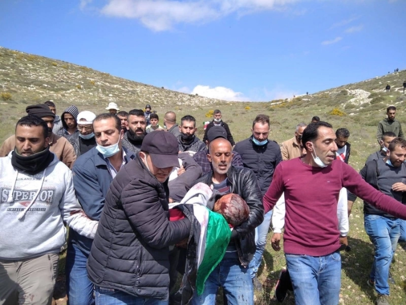 فلسطينيون يحملون احد الشهداء (مكة)