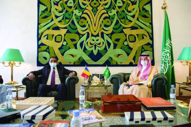 أحمد قطان خلال استقباله شريف محمد زين (واس)