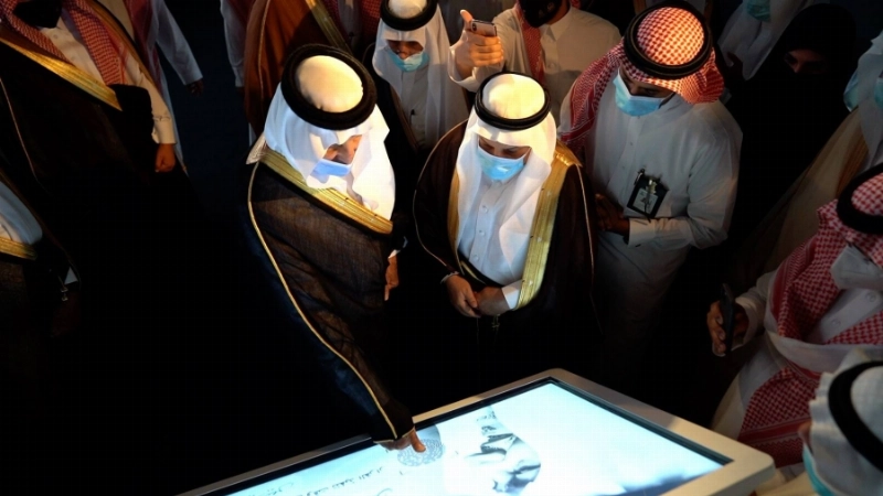 خالد الفيصل خلال تدشين المكتبة الرقمية (مكة)