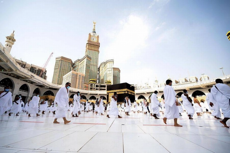 حجاج خلال أداء الطواف سابقا (مكة)